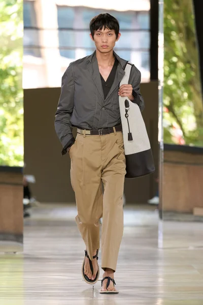 Look 16